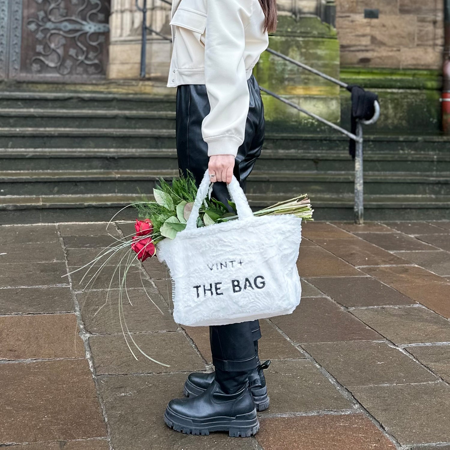 FLUFFY TOTE BAG - WEIß